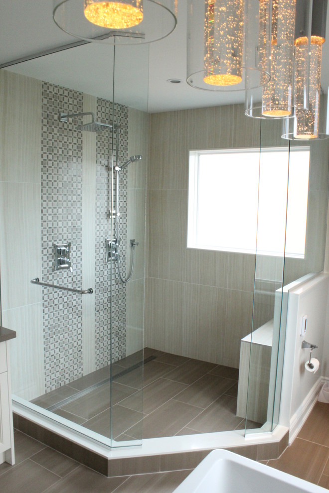 Exempel på ett modernt badrum, med en dubbeldusch