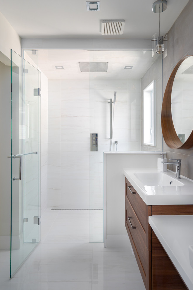 Foto di una stanza da bagno padronale minimalista di medie dimensioni con ante in legno bruno