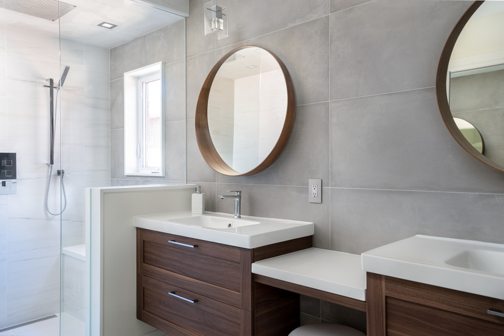 Cette image montre une salle de bain principale minimaliste en bois foncé de taille moyenne.