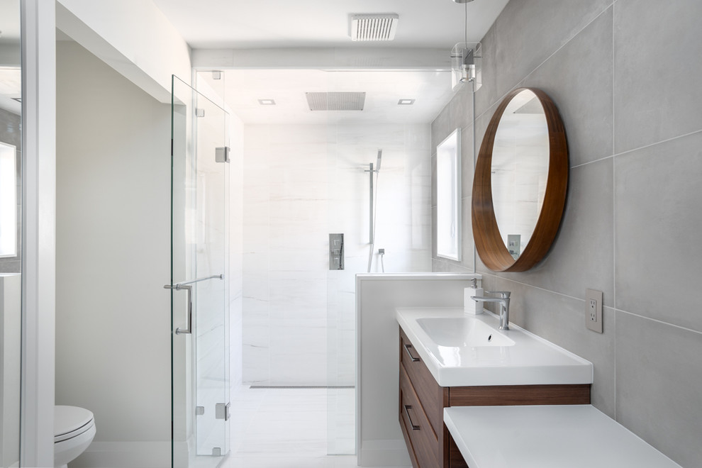 Réalisation d'une salle de bain principale minimaliste en bois foncé de taille moyenne.