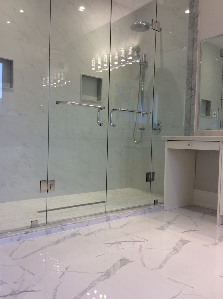 Пример оригинального дизайна: огромная главная ванная комната в стиле модернизм с белыми фасадами, отдельно стоящей ванной, двойным душем, унитазом-моноблоком, разноцветной плиткой, керамогранитной плиткой, полом из керамогранита и монолитной раковиной