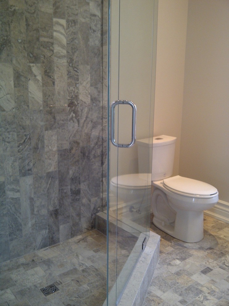 Modern inredning av ett litet badrum för barn, med grå skåp, grå kakel, marmorgolv och bänkskiva i kvarts