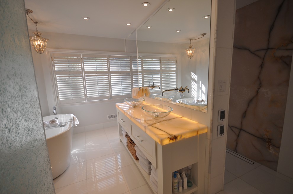 Exempel på ett klassiskt en-suite badrum, med en öppen dusch och vit kakel