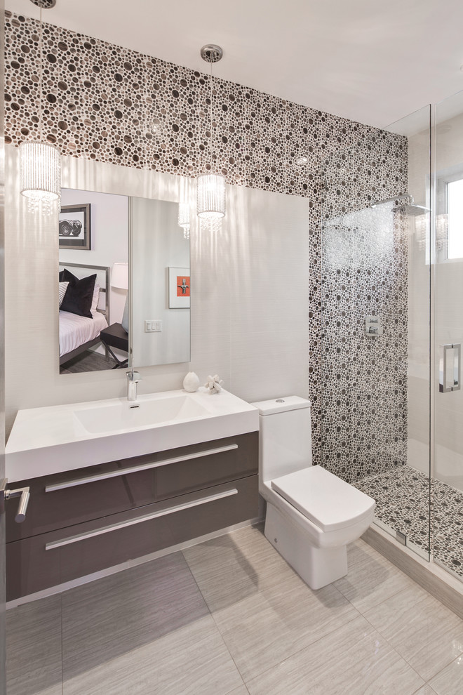 Großes Modernes Duschbad mit integriertem Waschbecken, Duschnische, dunklen Holzschränken, Toilette mit Aufsatzspülkasten, bunten Wänden, flächenbündigen Schrankfronten, braunen Fliesen, Porzellanfliesen und Porzellan-Bodenfliesen in Los Angeles