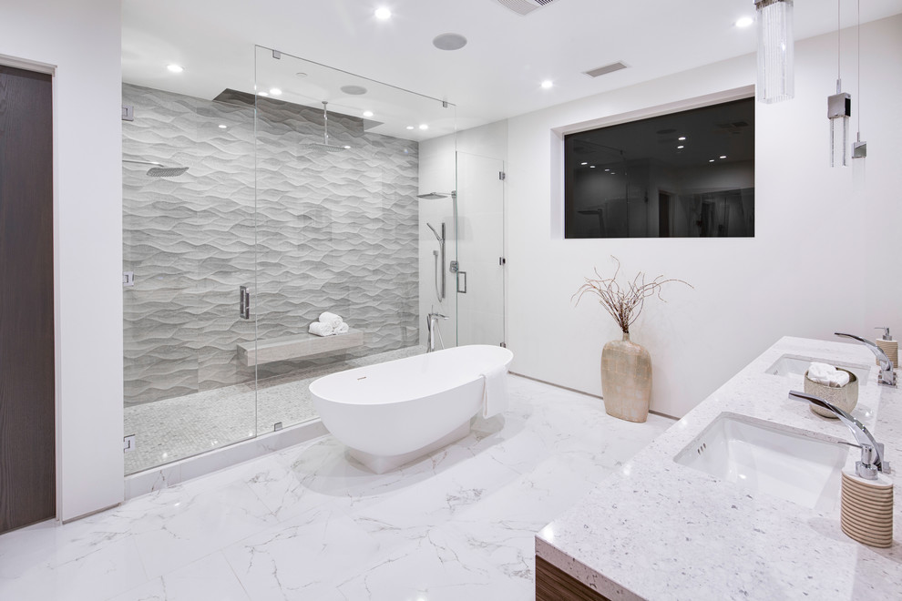 Стильный дизайн: большая главная ванная комната в современном стиле с врезной раковиной, темными деревянными фасадами, отдельно стоящей ванной, двойным душем, плоскими фасадами, унитазом-моноблоком, серой плиткой, керамогранитной плиткой, белыми стенами и мраморным полом - последний тренд