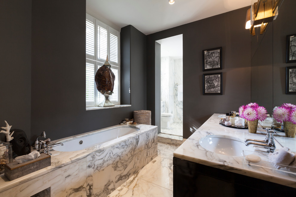 ロンドンにあるラグジュアリーなコンテンポラリースタイルのおしゃれな浴室 (アンダーカウンター洗面器、アンダーマウント型浴槽、グレーの壁、大理石の床) の写真