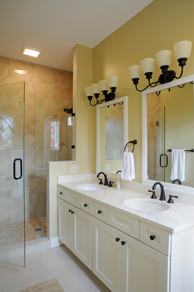 Пример оригинального дизайна: главная ванная комната среднего размера в классическом стиле с фасадами в стиле шейкер, белыми фасадами, душем в нише, бежевой плиткой, керамогранитной плиткой, желтыми стенами, полом из керамогранита, врезной раковиной и столешницей из искусственного кварца