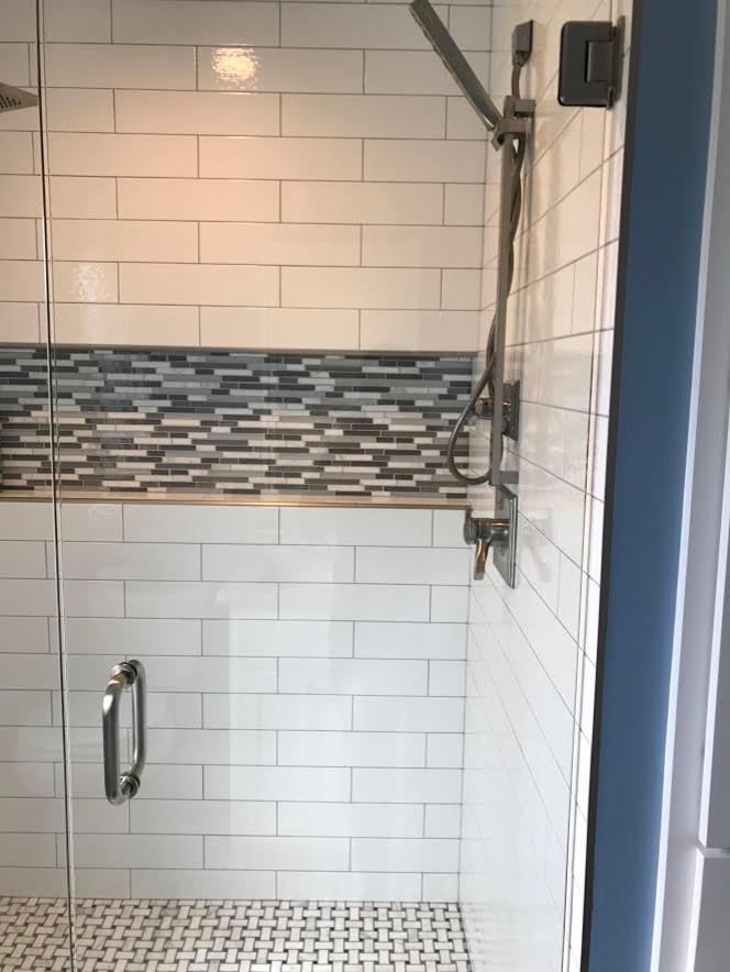 Klassisk inredning av ett mellanstort badrum med dusch, med skåp i shakerstil, vita skåp, en dusch i en alkov, grå kakel, stickkakel, blå väggar, marmorgolv, ett undermonterad handfat, marmorbänkskiva, grått golv och dusch med gångjärnsdörr