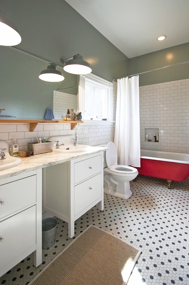 Inspiration pour une salle de bain traditionnelle pour enfant avec un lavabo posé, un placard à porte plane, des portes de placard blanches, une baignoire sur pieds, un carrelage blanc, un carrelage métro, un sol multicolore et du carrelage bicolore.