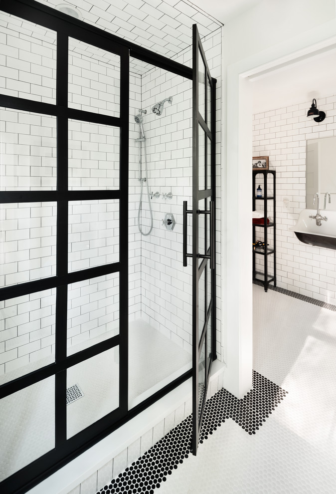 Mittelgroßes Industrial Badezimmer mit Duschnische, weißen Fliesen, Metrofliesen und weißer Wandfarbe in New York