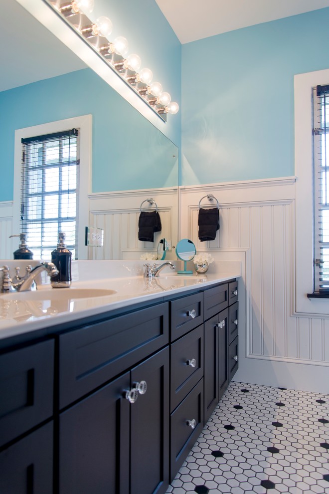 Inspiration pour une grande salle de bain principale style shabby chic avec un placard à porte shaker, des portes de placard noires, une baignoire en alcôve, un combiné douche/baignoire, un carrelage noir et blanc, des carreaux de porcelaine, un mur bleu, un sol en carrelage de porcelaine, un lavabo intégré et un plan de toilette en quartz modifié.