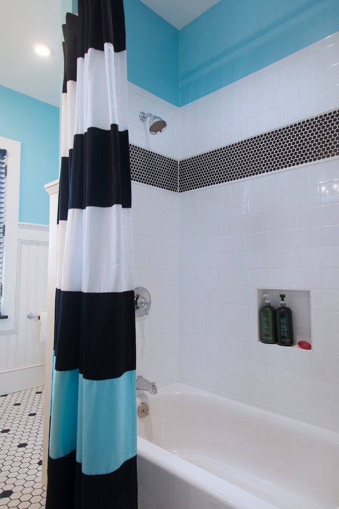 Inspiration för ett stort shabby chic-inspirerat en-suite badrum, med skåp i shakerstil, svarta skåp, ett badkar i en alkov, en dusch/badkar-kombination, svart och vit kakel, porslinskakel, blå väggar, klinkergolv i porslin, ett integrerad handfat och bänkskiva i kvarts