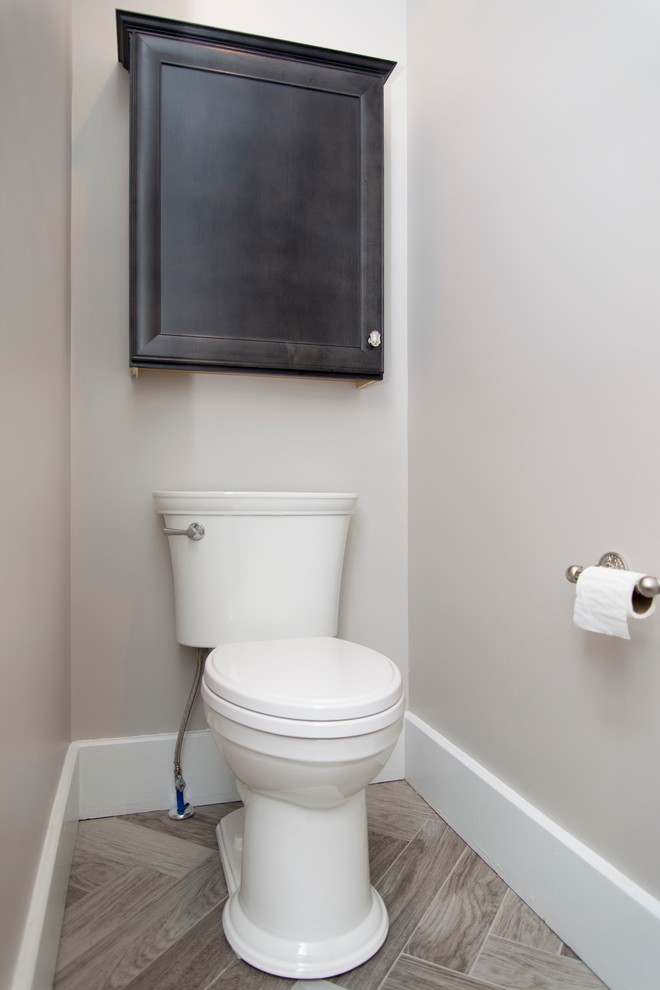 Foto på ett stort shabby chic-inspirerat toalett, med luckor med profilerade fronter, svarta skåp, grå kakel, tunnelbanekakel, beige väggar, klinkergolv i porslin, ett undermonterad handfat och bänkskiva i kvarts