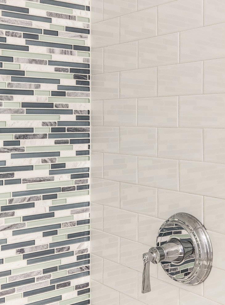 Esempio di una stanza da bagno minimal con doccia ad angolo, piastrelle multicolore, piastrelle a listelli e pareti multicolore