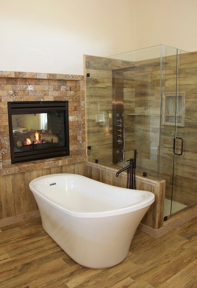 Idéer för mellanstora rustika en-suite badrum, med ett fristående badkar, en hörndusch, beige kakel, brun kakel, flerfärgad kakel, stenkakel, vita väggar och ljust trägolv