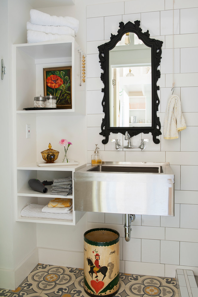 Imagen de cuarto de baño ecléctico con baldosas y/o azulejos blancos, suelo de azulejos de cemento, lavabo suspendido y suelo multicolor
