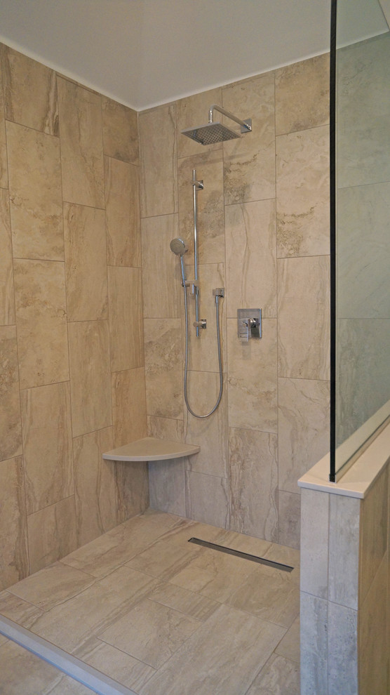 Стильный дизайн: большая главная ванная комната в стиле неоклассика (современная классика) с фасадами в стиле шейкер, белыми фасадами, душем без бортиков, раздельным унитазом, серой плиткой, керамогранитной плиткой, серыми стенами, полом из керамогранита, врезной раковиной, столешницей из гранита, серым полом и открытым душем - последний тренд