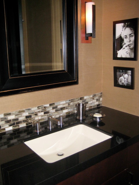 Bild på ett litet amerikanskt badrum med dusch, med möbel-liknande, skåp i mörkt trä, granitbänkskiva, svart kakel, keramikplattor och svarta väggar