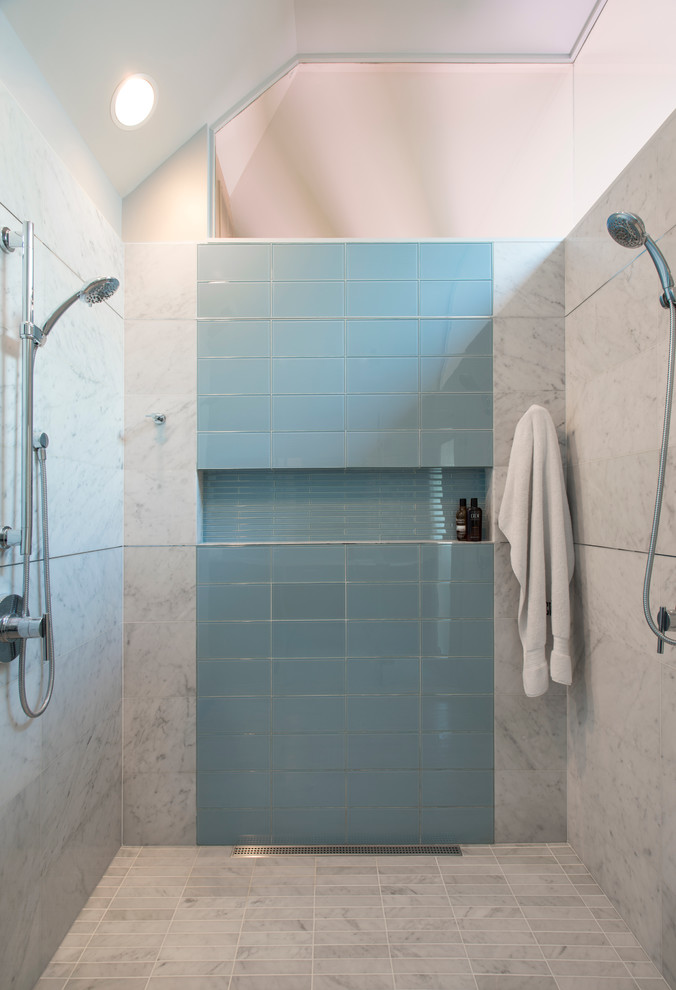 Esempio di una grande stanza da bagno padronale minimal con lavabo sottopiano, ante lisce, ante in legno bruno, top in marmo, doccia doppia, WC monopezzo, piastrelle blu, piastrelle di vetro, pareti bianche e pavimento in gres porcellanato