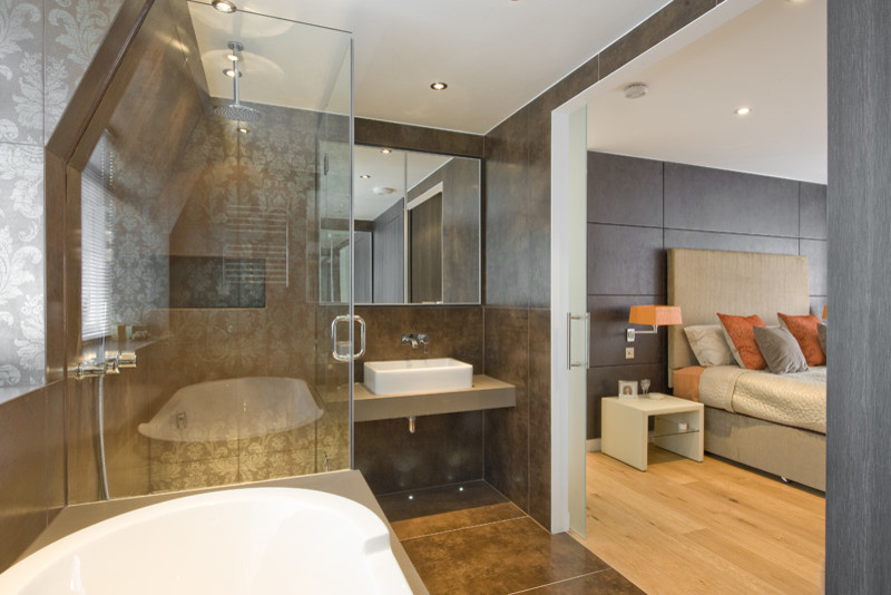 На фото: большая ванная комната в стиле модернизм с коричневой плиткой и коричневыми стенами