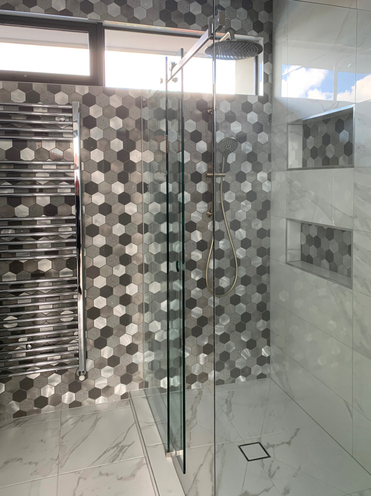 Cette image montre une petite salle de bain principale design avec un carrelage noir et blanc.