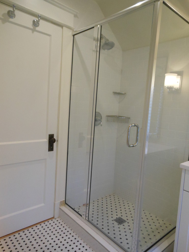 Idee per una stanza da bagno classica con ante in stile shaker, ante bianche, top in quarzo composito, piastrelle bianche e piastrelle in gres porcellanato
