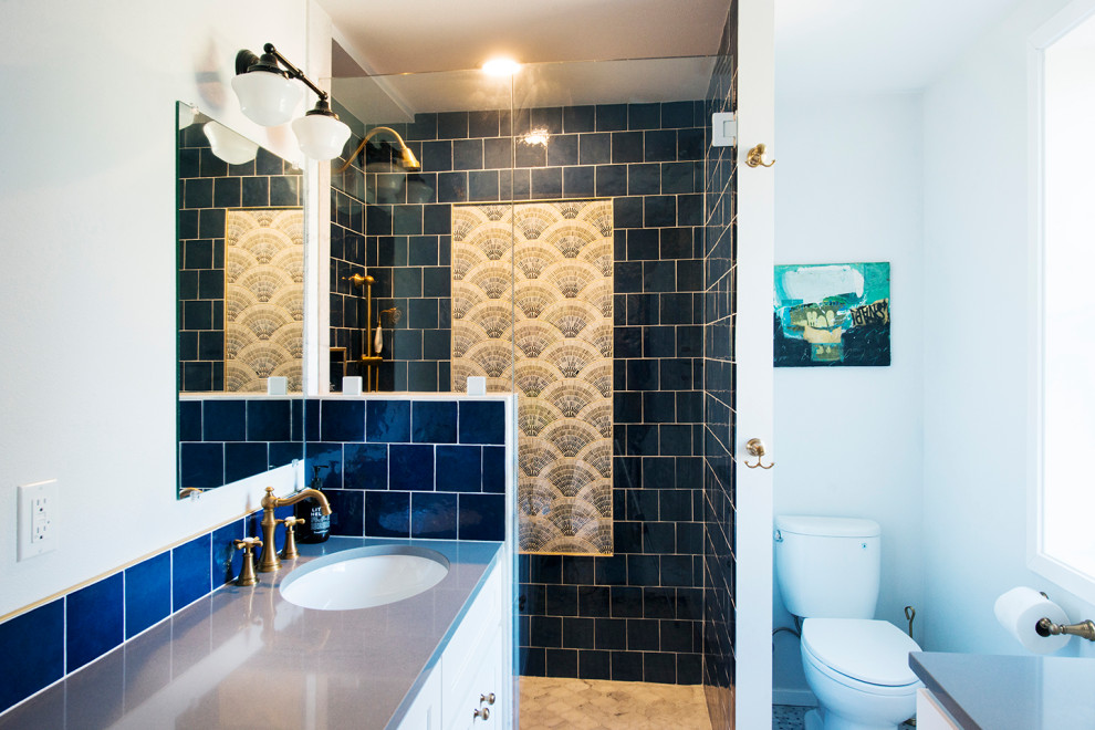 Идея дизайна: ванная комната со стиральной машиной в стиле фьюжн с фасадами в стиле шейкер, белыми фасадами, душем в нише, раздельным унитазом, синей плиткой, керамической плиткой, серыми стенами, полом из мозаичной плитки, врезной раковиной, столешницей из искусственного кварца, серым полом, душем с распашными дверями, серой столешницей, тумбой под одну раковину и встроенной тумбой