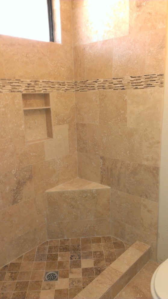 Foto på ett mellanstort medelhavsstil badrum med dusch, med ett nedsänkt handfat, en toalettstol med separat cisternkåpa, beige kakel, stenkakel och travertin golv