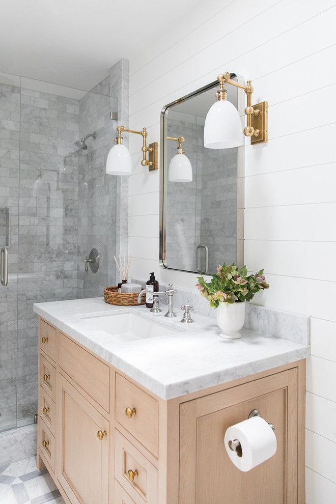 Inspiration för små maritima vitt badrum med dusch, med skåp i ljust trä, en hörndusch, grå kakel, vita väggar, marmorbänkskiva och dusch med gångjärnsdörr