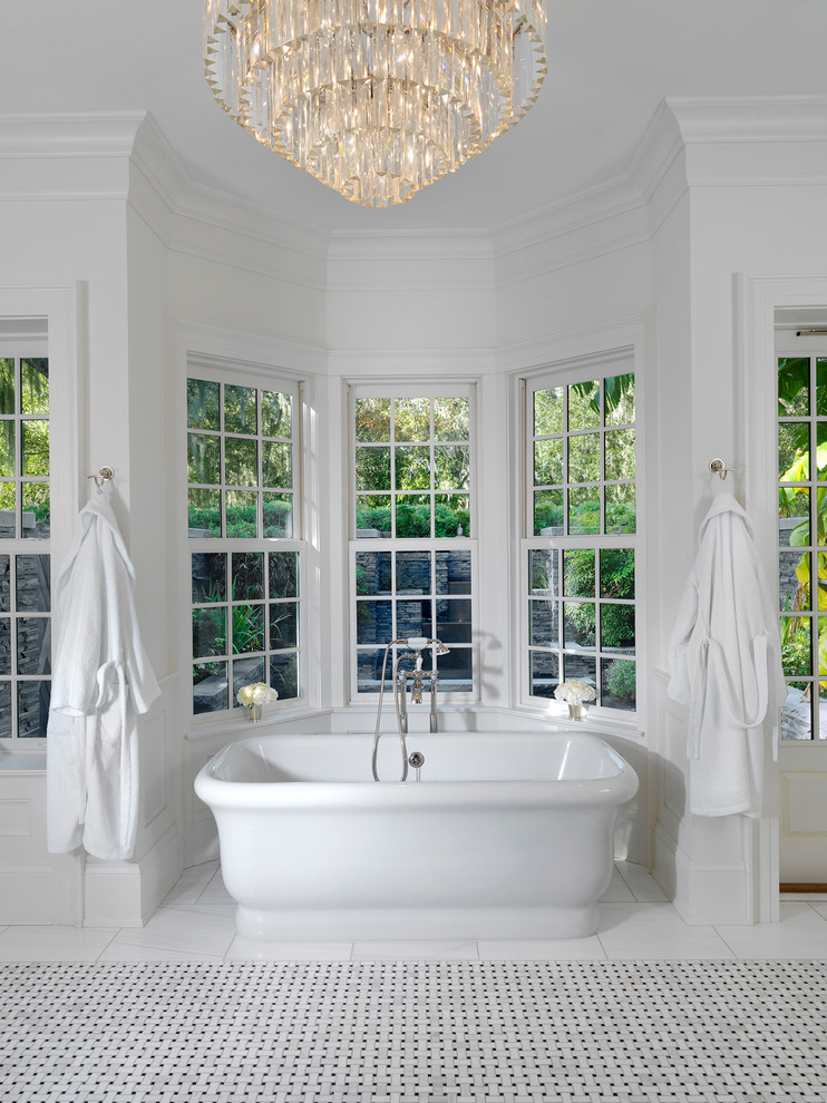 Esempio di una stanza da bagno tradizionale con vasca freestanding, pareti bianche e pavimento con piastrelle a mosaico