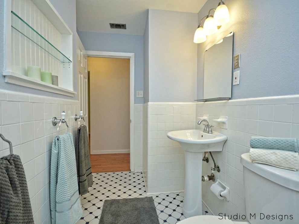 Источник вдохновения для домашнего уюта: главная ванная комната среднего размера в стиле фьюжн с накладной ванной, душем над ванной, унитазом-моноблоком, черно-белой плиткой, керамической плиткой, синими стенами, полом из керамогранита и раковиной с пьедесталом