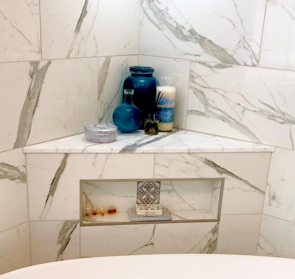 Свежая идея для дизайна: главная ванная комната среднего размера в стиле фьюжн с фасадами островного типа, серыми фасадами, отдельно стоящей ванной, душем над ванной, унитазом-моноблоком, белой плиткой, керамогранитной плиткой, синими стенами, полом из керамогранита, врезной раковиной, столешницей из оникса, белым полом, душем с распашными дверями и черной столешницей - отличное фото интерьера