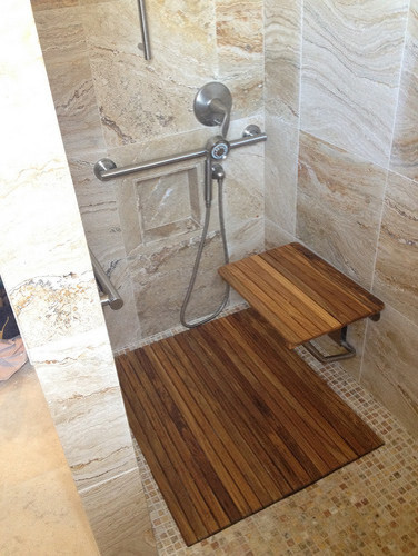 Foto di una stanza da bagno tradizionale di medie dimensioni con doccia ad angolo, pareti beige e pavimento con piastrelle a mosaico