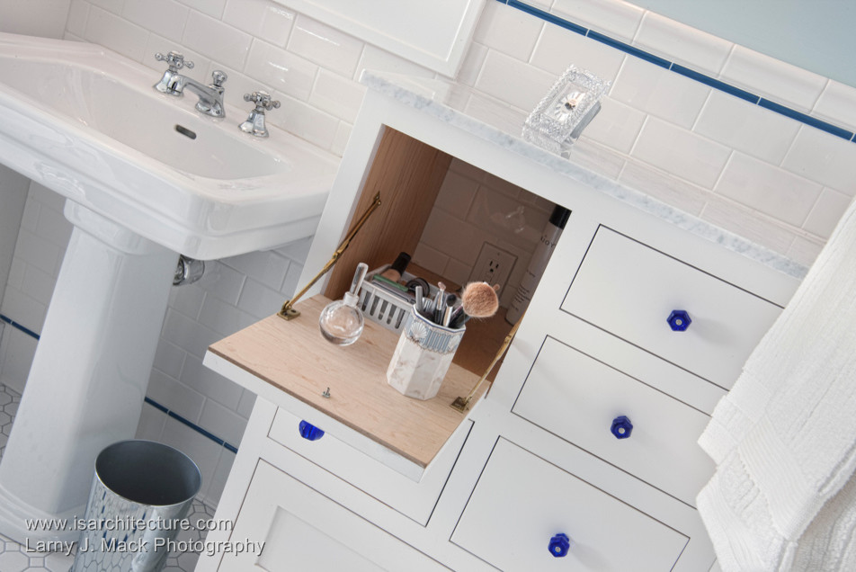 Foto di una stanza da bagno american style con ante con bugna sagomata, ante bianche, top in marmo, vasca da incasso, piastrelle bianche, piastrelle diamantate, pareti blu e pavimento con piastrelle a mosaico