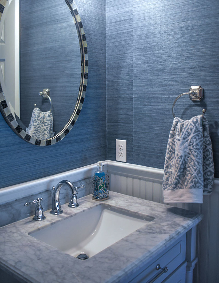 Immagine di una piccola stanza da bagno con doccia tradizionale con consolle stile comò, ante grigie, WC a due pezzi, piastrelle bianche, pareti blu, parquet chiaro, lavabo sottopiano, top in marmo, pavimento marrone e top bianco
