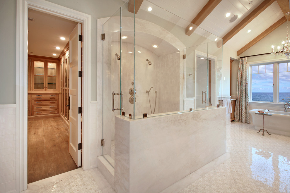 Пример оригинального дизайна: ванная комната в современном стиле с двойным душем и отдельно стоящей ванной