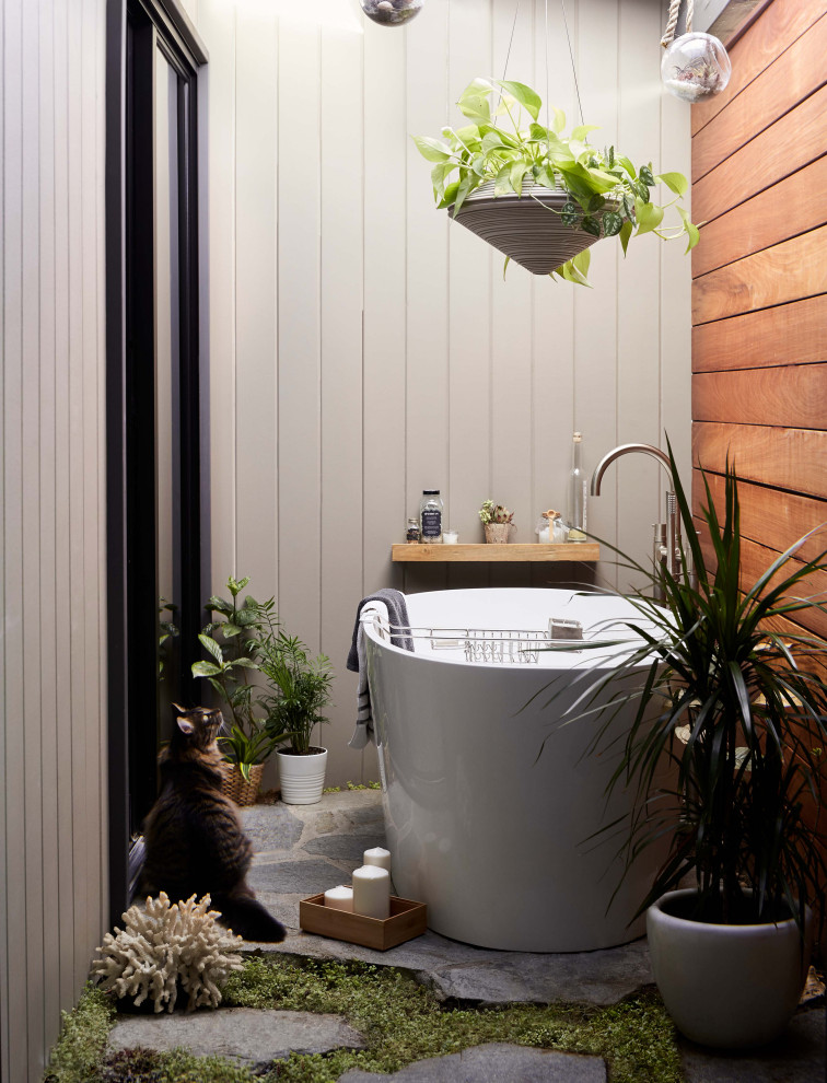 Idee per una stanza da bagno padronale moderna con vasca freestanding