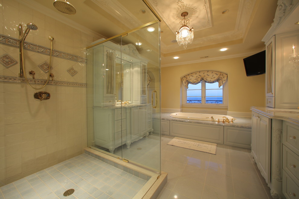 フィラデルフィアにあるトラディショナルスタイルのおしゃれな浴室 (家具調キャビネット、青いキャビネット、御影石の洗面台、ドロップイン型浴槽、コーナー設置型シャワー) の写真