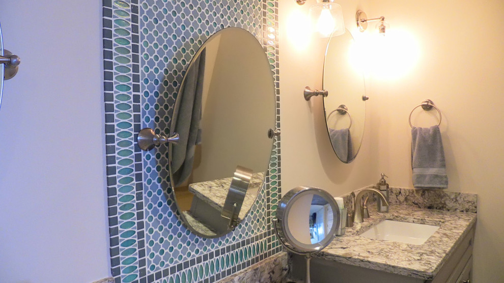 Стильный дизайн: главная ванная комната среднего размера в классическом стиле с врезной раковиной, фасадами с утопленной филенкой, серыми фасадами, столешницей из искусственного кварца, угловым душем, унитазом-моноблоком, зеленой плиткой, плиткой мозаикой, белыми стенами и темным паркетным полом - последний тренд