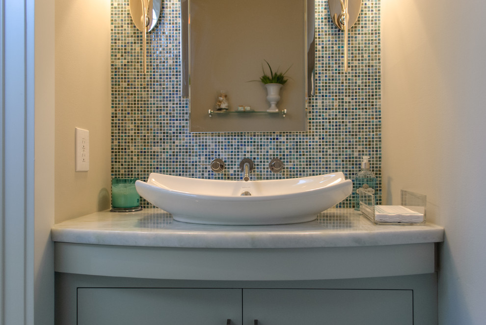 Ispirazione per una stanza da bagno padronale tradizionale di medie dimensioni con ante in stile shaker, ante in legno bruno, doccia alcova, WC monopezzo e piastrelle bianche