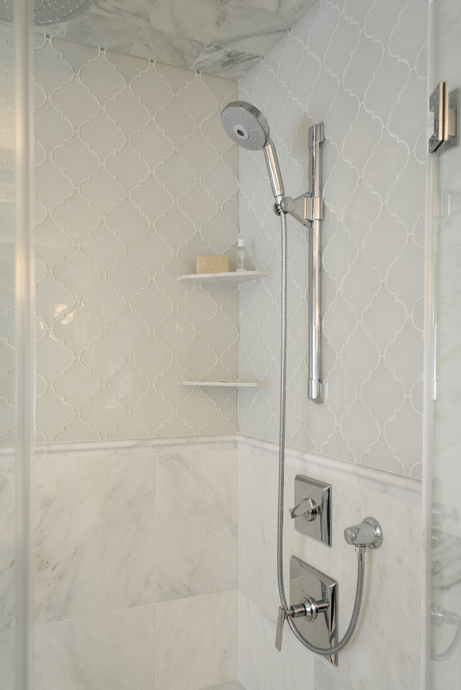 Inspiration pour une grande salle de bain principale traditionnelle avec un placard à porte shaker, des portes de placard grises, un plan de toilette en marbre, une baignoire indépendante, WC à poser, un carrelage blanc et un mur gris.