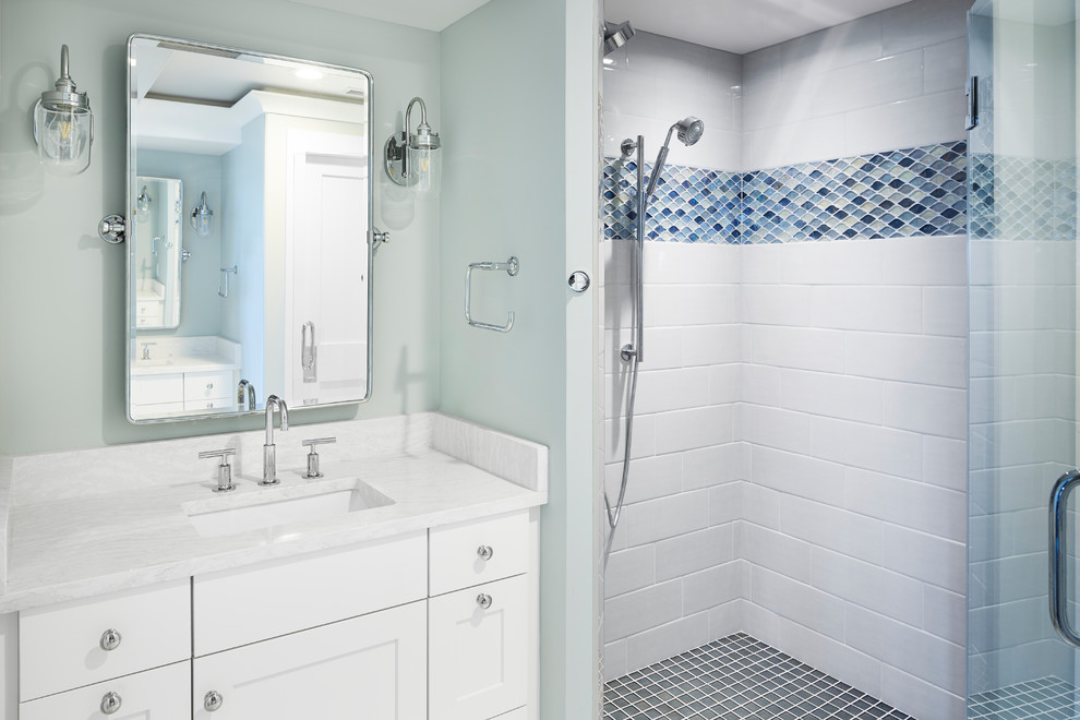 Immagine di una stanza da bagno stile marinaro con ante in stile shaker, ante bianche, doccia alcova, piastrelle bianche, pareti blu, lavabo sottopiano, pavimento grigio, porta doccia a battente e top bianco