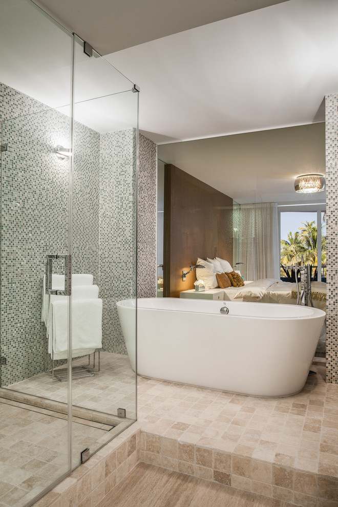 Diseño de cuarto de baño principal contemporáneo grande con bañera exenta, ducha esquinera, sanitario de una pieza, baldosas y/o azulejos beige, baldosas y/o azulejos de cemento, paredes grises y lavabo suspendido