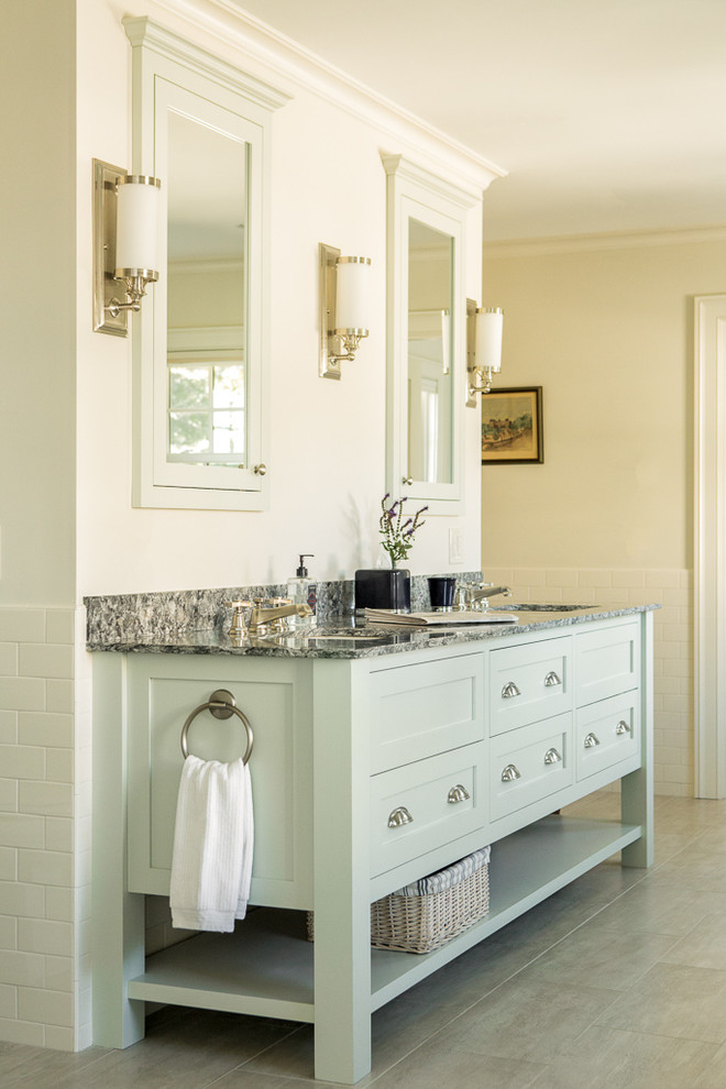 Klassisches Badezimmer En Suite mit Schrankfronten im Shaker-Stil, bodengleicher Dusche, farbigen Fliesen, beiger Wandfarbe, Porzellan-Bodenfliesen und Unterbauwaschbecken in Portland Maine
