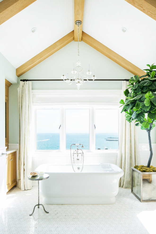 Ejemplo de cuarto de baño marinero con armarios estilo shaker, puertas de armario de madera oscura, bañera exenta, baldosas y/o azulejos blancos, paredes verdes, suelo de mármol y suelo blanco
