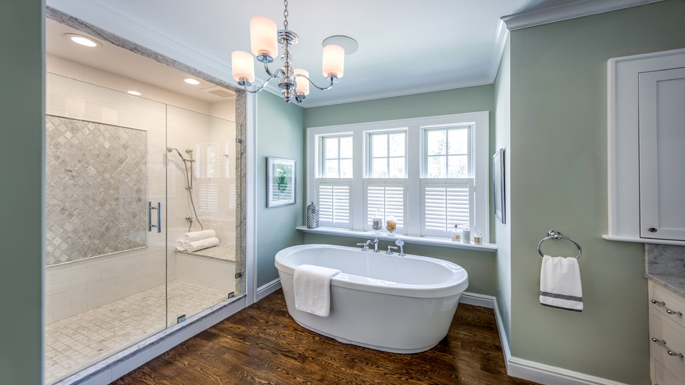 ボストンにあるラグジュアリーな広いモダンスタイルのおしゃれなマスターバスルーム (オーバーカウンターシンク、シェーカースタイル扉のキャビネット、ベージュのキャビネット、珪岩の洗面台、置き型浴槽、アルコーブ型シャワー、一体型トイレ	、ベージュのタイル、セラミックタイル、緑の壁、濃色無垢フローリング) の写真