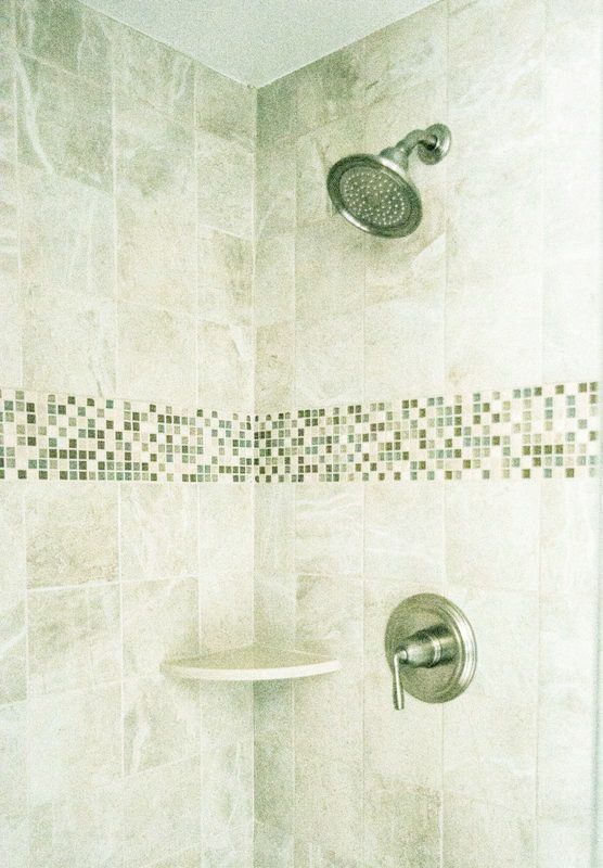 Foto de cuarto de baño marinero pequeño con ducha empotrada, baldosas y/o azulejos beige, baldosas y/o azulejos de cerámica y aseo y ducha