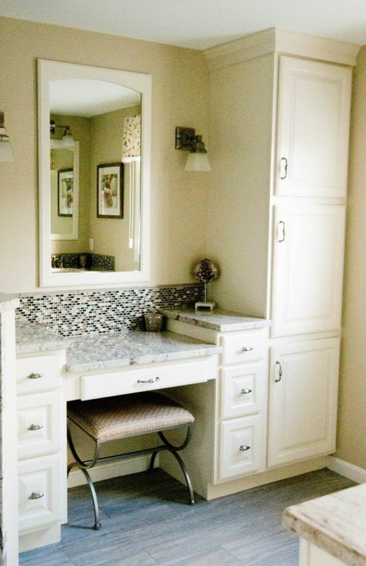 Maritim inredning av ett mellanstort en-suite badrum, med luckor med upphöjd panel, vita skåp, en hörndusch, beige väggar, klinkergolv i porslin, ett undermonterad handfat, marmorbänkskiva, beiget golv och dusch med gångjärnsdörr