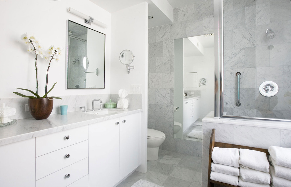 Идея дизайна: серо-белая ванная комната в современном стиле с врезной раковиной