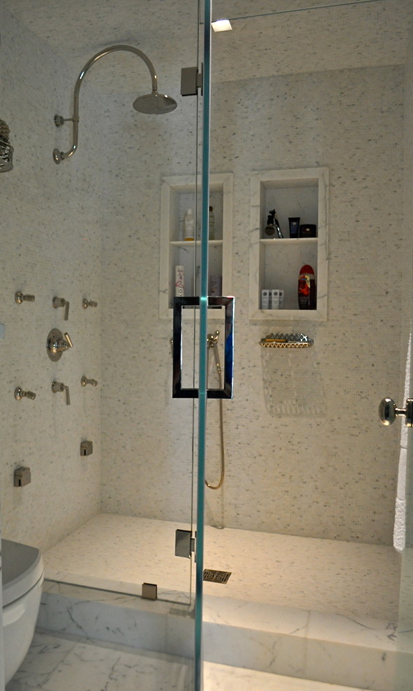 Ispirazione per una stanza da bagno tradizionale di medie dimensioni con top in superficie solida, WC monopezzo, piastrelle bianche, piastrelle a mosaico, pareti bianche e pavimento con piastrelle a mosaico